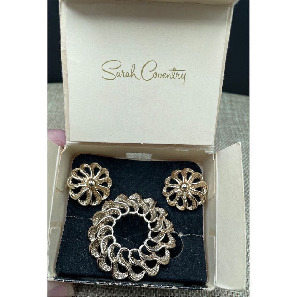 Vintage Sarah Coventry Gold Tone Clip On Earrings & Brooch Set w/ Box